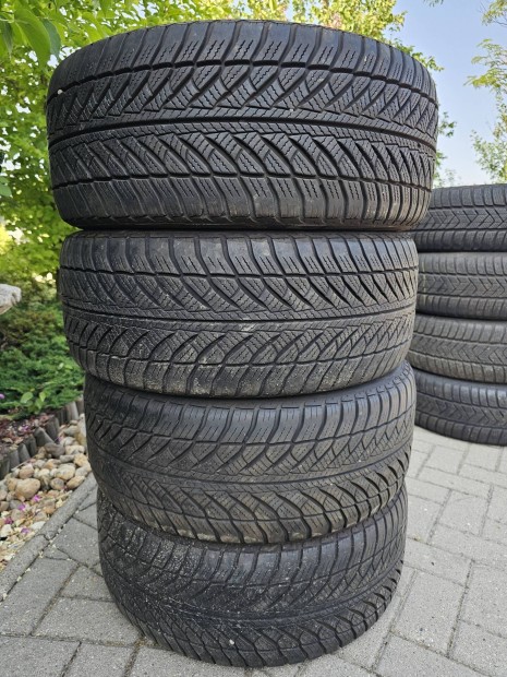 245/45 R18 Goodyear téligumik Rsc