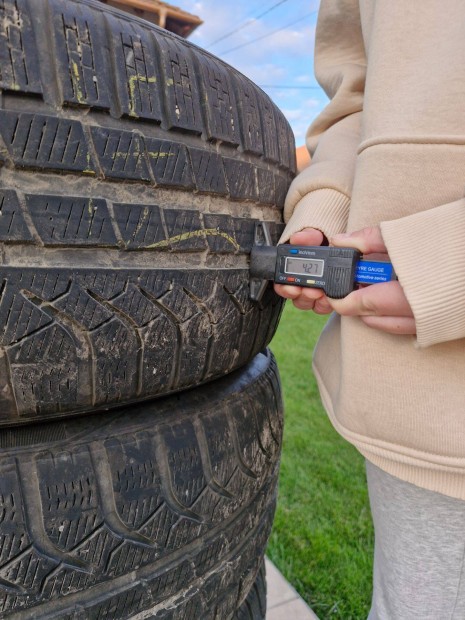 245/45 R18 téli gumi szett Pirelli P Zero Winter 4 db használt