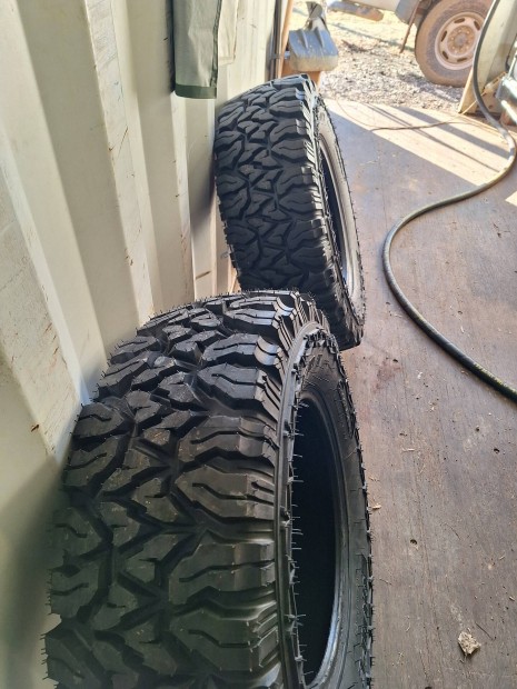 245/75 R16 terepgunik eladok