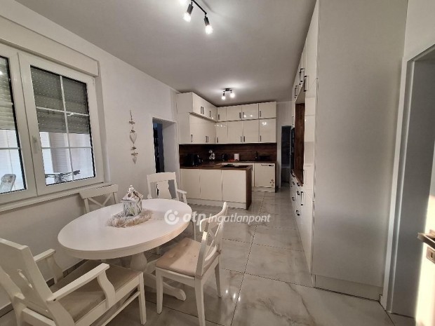 246 nm-es h�z elad� Mosonmagyar�v�r