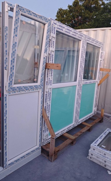 248x198cm félig üveges bejárati ajtó bukó nyíló ablakkal