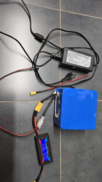 24V 13Ah roller akkumlátor li-ion töltővel