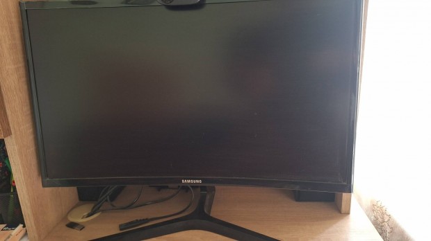 24" 144Hz ívelt samsung monitor.