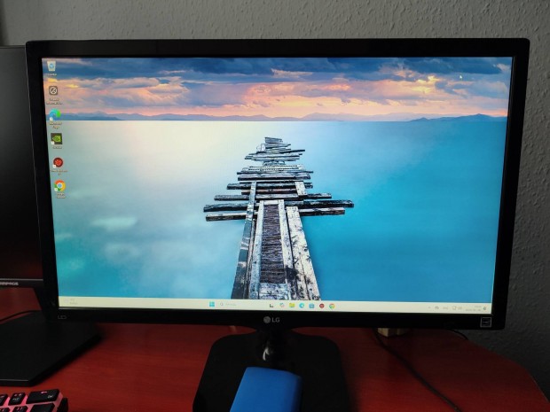 24" LG monitor elad!