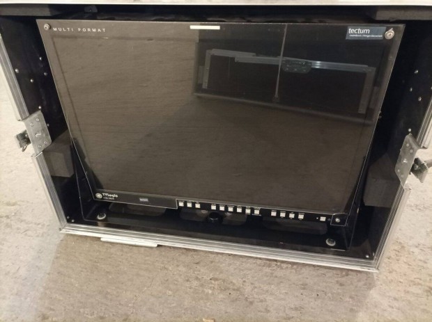 24" TV logic TDM-243W 2D-3D LCD SD és HD monitor ládába építve