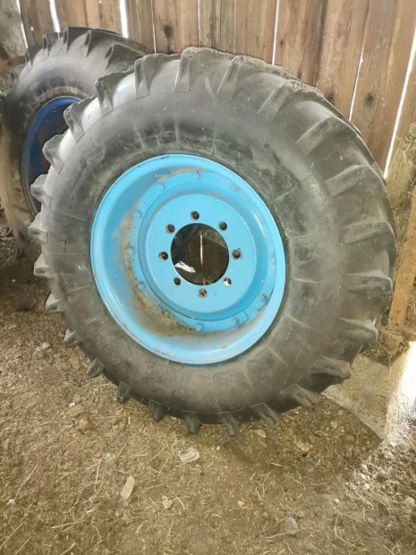 24colos hátsókerekek, super zetor 50, kombájn stb. ballonos gumik