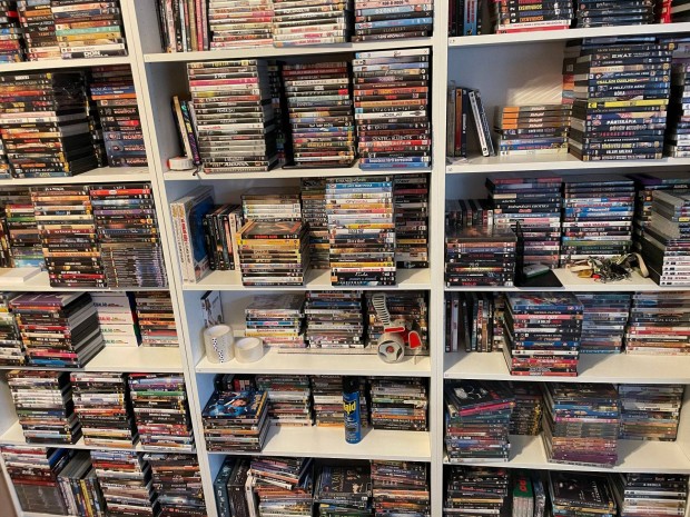 2500 db DVD , Blu-Ray , CD , hanglemez , 8000 db könyv eladó