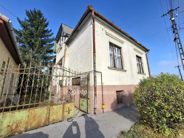 250 nm-es h�z elad� Biharkeresztes