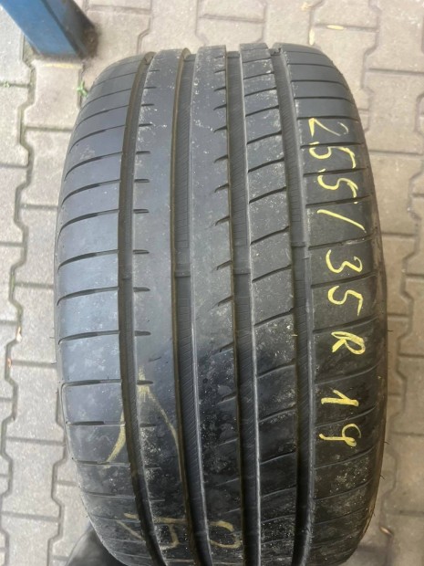 255/35R19 Goodyear nyri hasznlt gumiabroncs