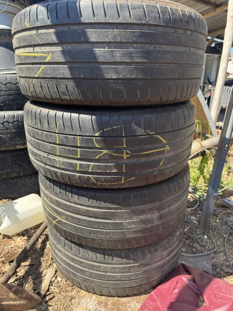 255/40R19 4db