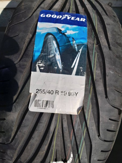 255/40 R19 Goodyear ny�rigumik 2 db Vadonat �jak!