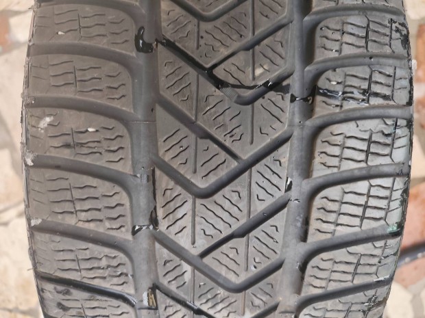 255/45/19-es Pirelli Sottozero tligumik.DOT2123