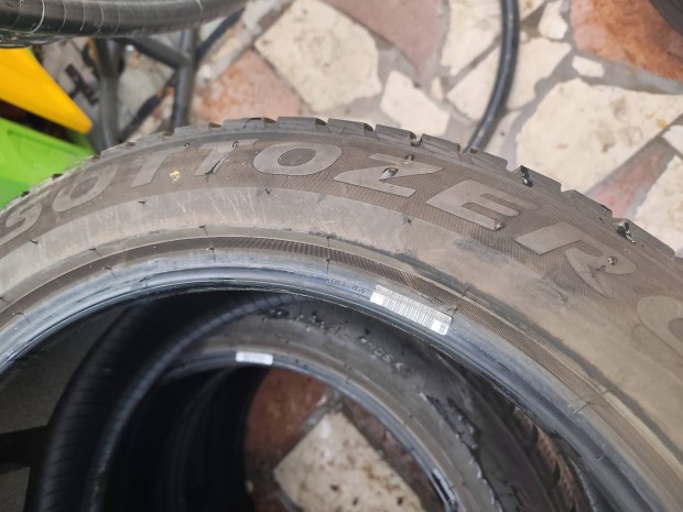 255/45/19-es Pirelli Sottozero tligumik.DOT2123
