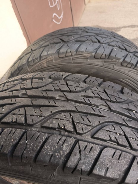 255/70 R16 terepjáró gumi.