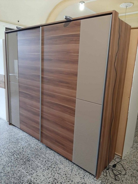 255 cm széles, 225cm magas, tolóajtós gardrób szekrény eladó
