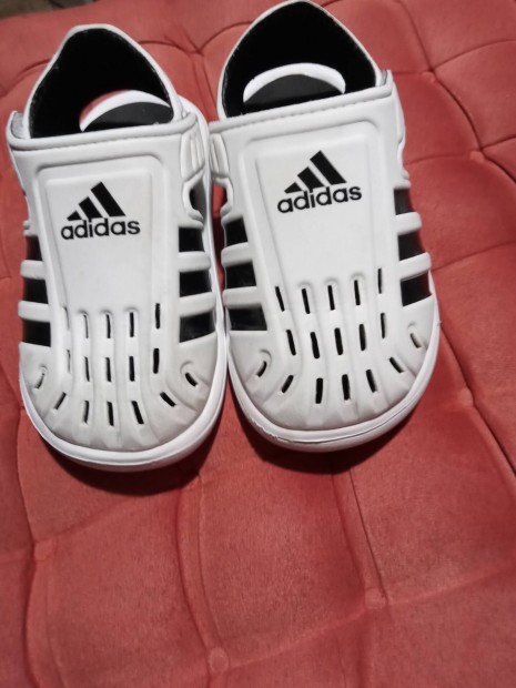 25-s Adidas szandl, jszer 