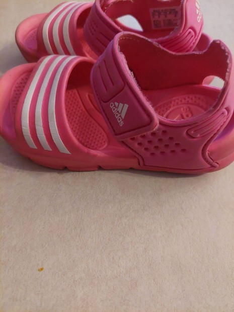 25-ös kislány Adidas szandál