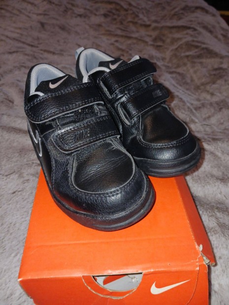 26-os dobozos Nike kisfi fekete sportos cip
