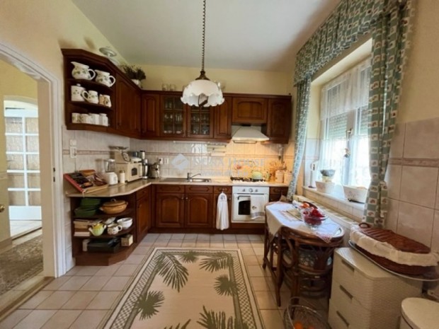 270 nm-es h�z elad� Balatonalm�di