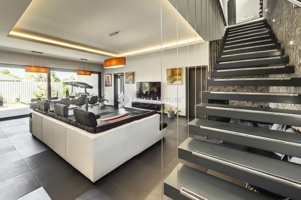 270 nm-es h�z elad� Dabas