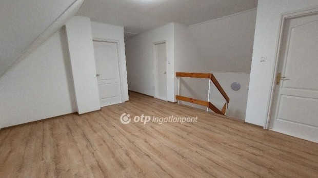 270 nm-es h�z elad� Kunhegyes