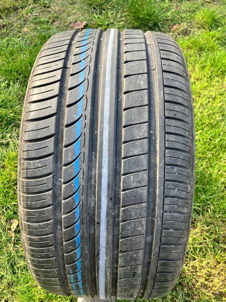 275/35R19 nyri gumi elad