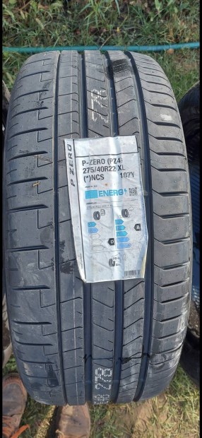 275/40R22   1db j Pirelli nyari 25.000Ft