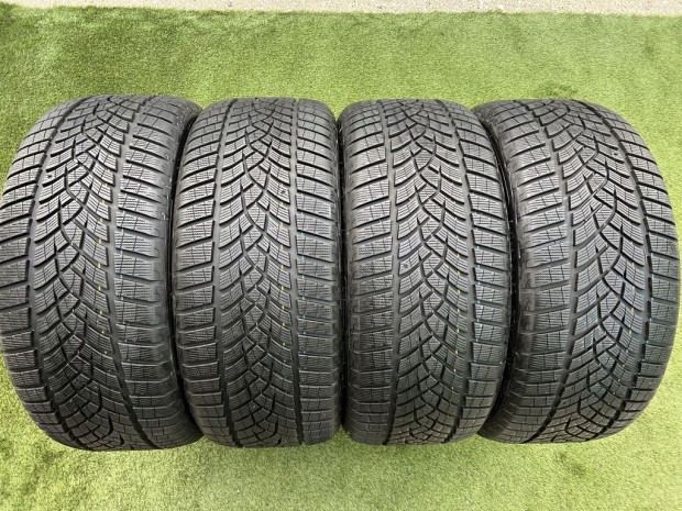 275/40 R22 Goodyear UltraGrip Performance tli gumi 8mm