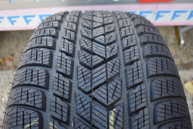 275/45 R21 Pirelli Scorpion Winter tli j gumi