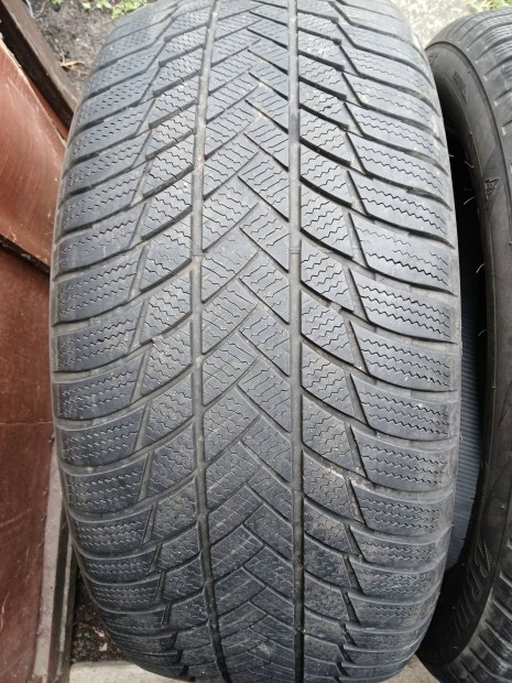 275/45 r20 Bridgestone tli gumi