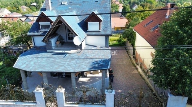 275 nm-es h�z elad� G�d�ll�