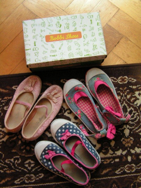 27-es csajos vszon cipk csomagban (Hello Kitty, Bobbi Shoes, F&F)