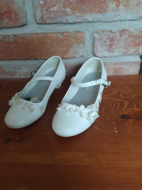 27-es fehér kislány alkalmi cipő 