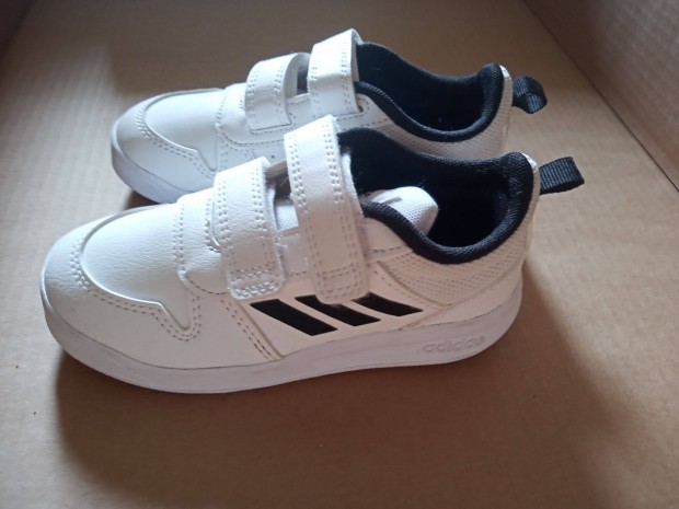 27-es méretű Adidas gyerek cipő
