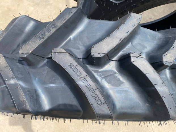 280/85R20 Ceat MTZ első radiál traktor gumi Nyíregyháza, Alkony u