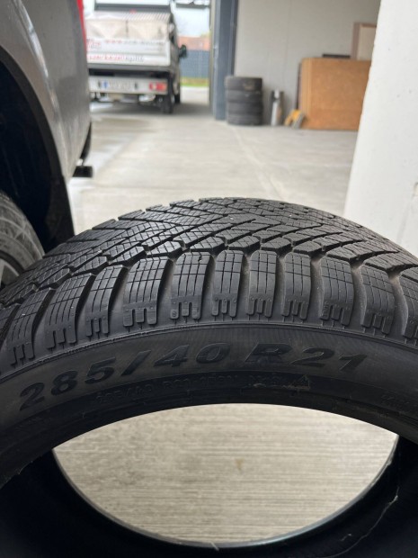 285/40 R21 Tli Gumiabroncs