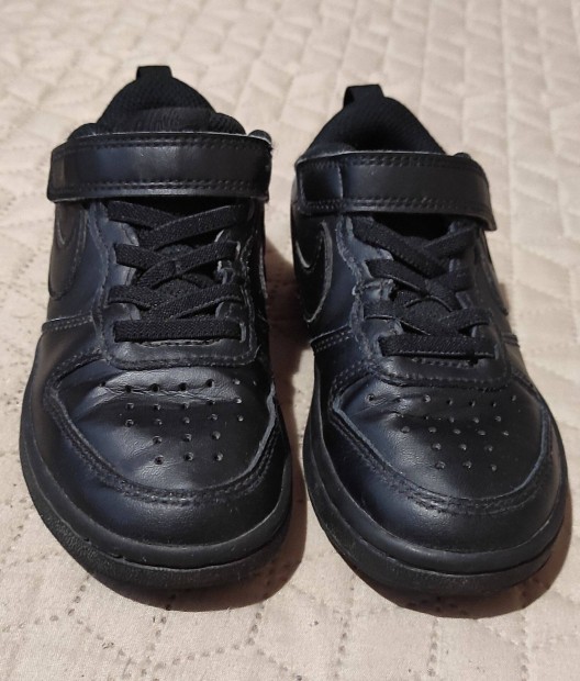 28-as fekete Nike gyerekcip elad