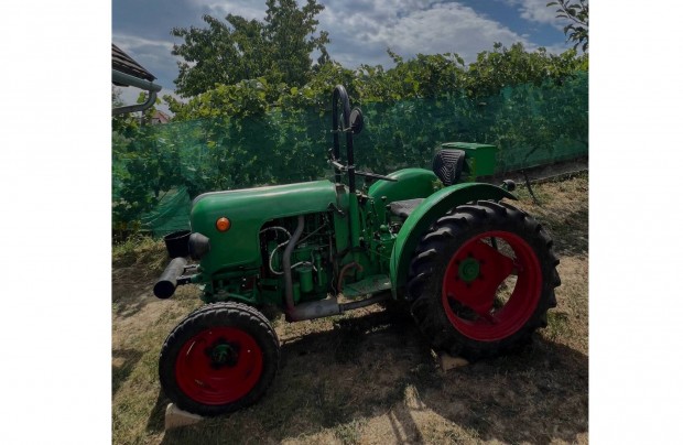 28 lers Eicher Es201-es traktor tartozkaival elad