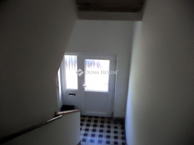 28 nm-es lak�s elad� Sz�kesfeh�rv�r