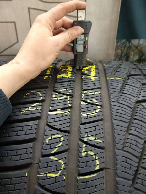 295/35 R19 Pirelli téli gumi 50000ft a 2db /331/