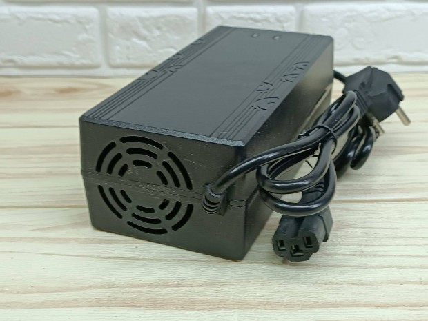 29.2V 8S 10A LiFe Po 3.65V akkutöltő E-bike elektromos autó moped tölt