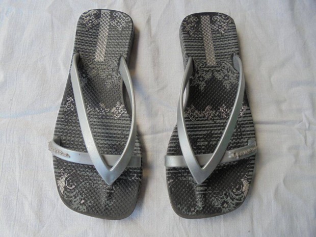 29-30-as Ipanema flip-flop ezst pntos strandpapucs