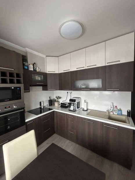 2+1 szob�s, erk�lyes, Fel�j�tott �llapot� lak�s elad�!