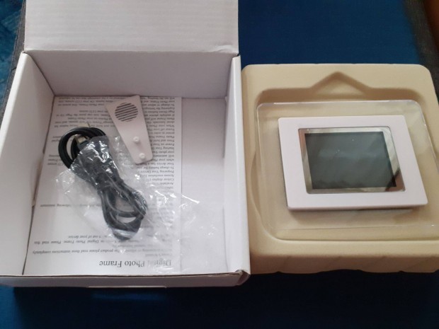 2,4" digitális képkeret eladó
