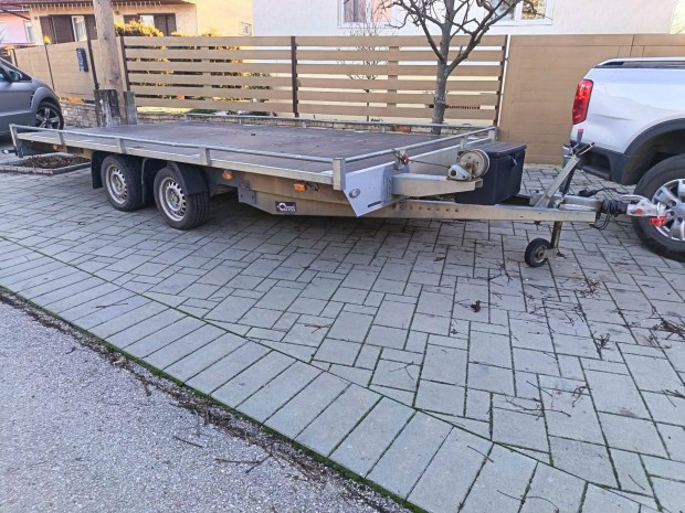 2,7 tonn�s aut�sz�ll�t� trailer
