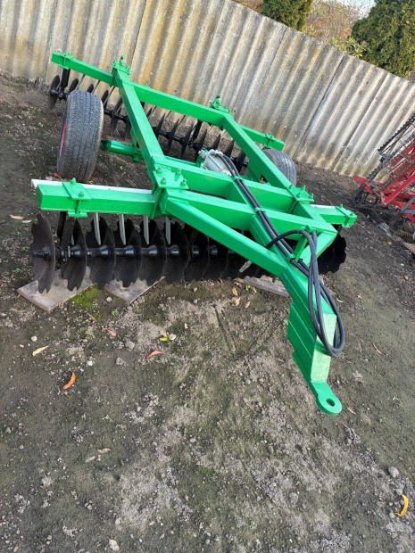 2,8m-es V trcsa vontatott