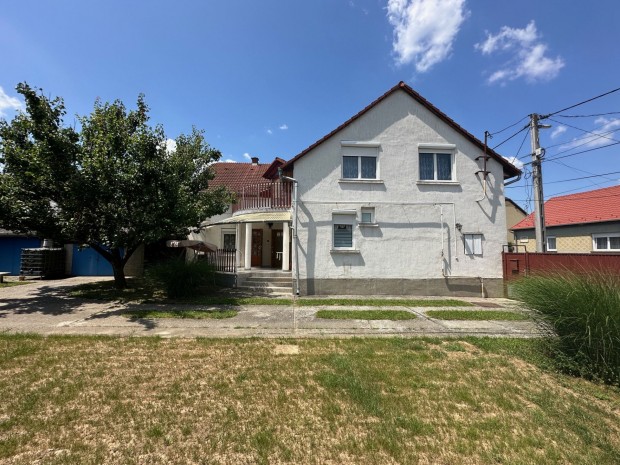 2 GENERCI�S CSAL�DI H�Z AZ �SZAK-NYUGATI V�ROSR�SZBEN