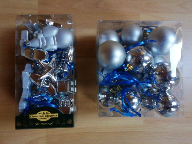2 csomag ezüst karácsonyfadísz: gömb, karácsonyi formák