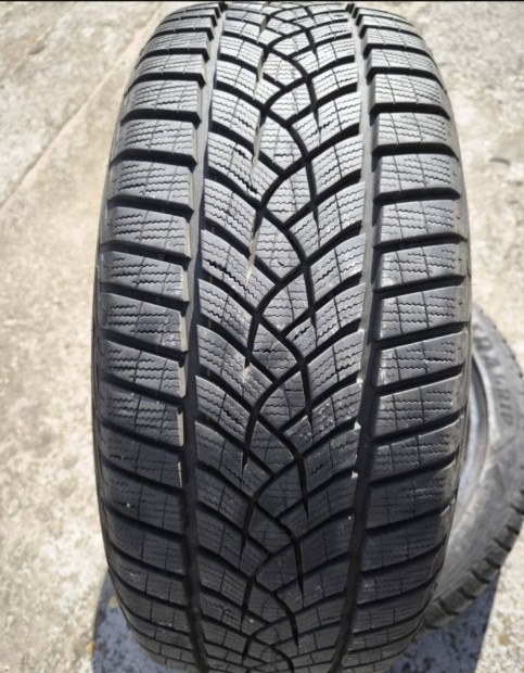 2 darab 225/45 R19 Goodyear tli gumi.