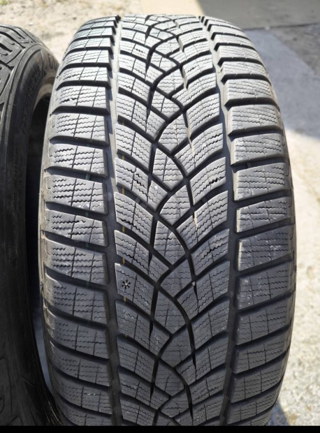 2 darab 225/45 R19 Goodyear téli gumi.